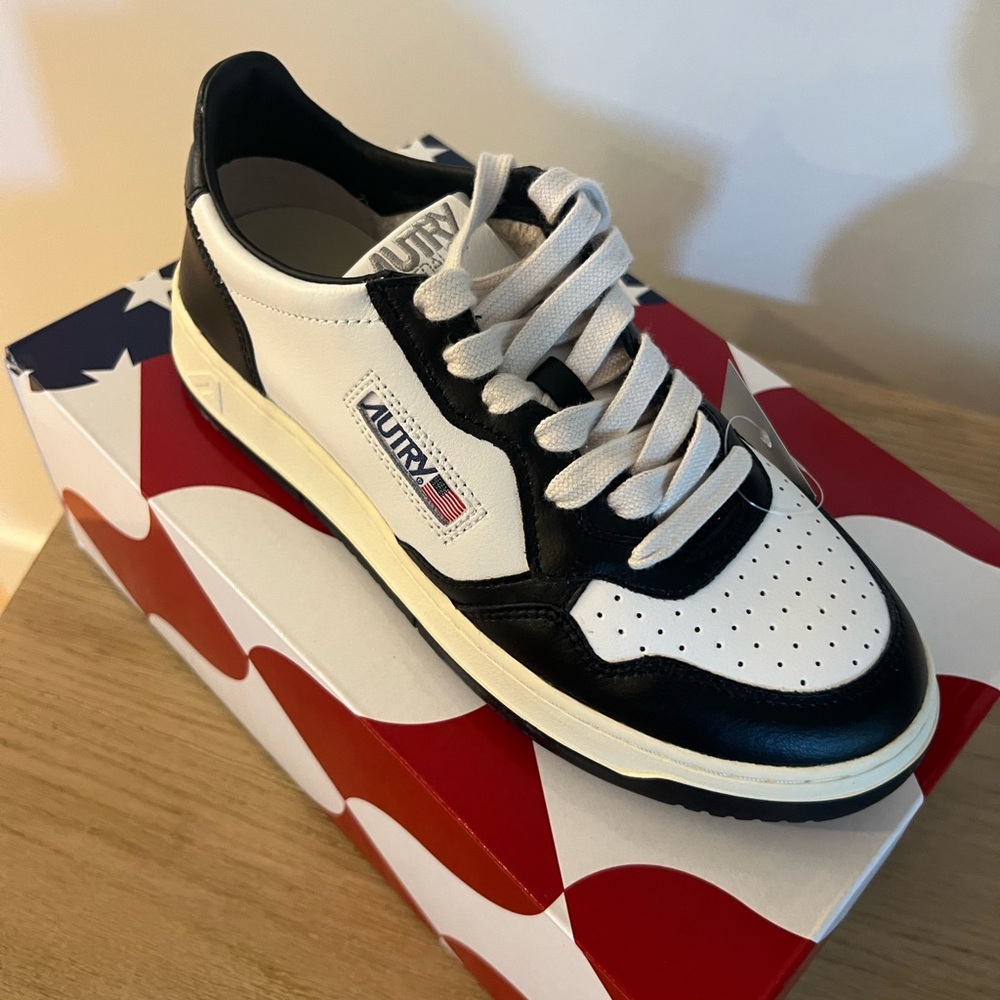 NWT - Autry Medalist Sneaker l Size 39 l black and white